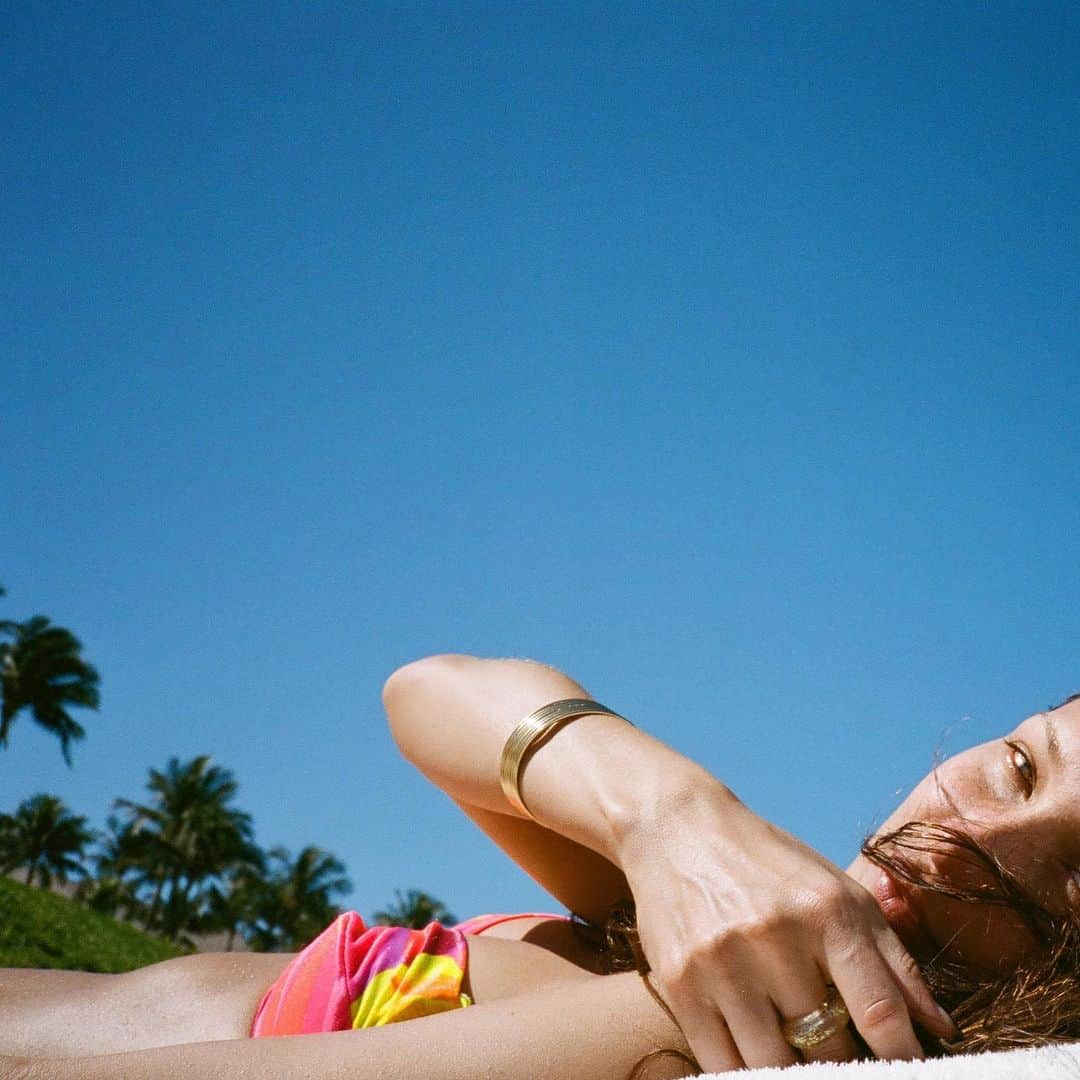 ベラ・ハディッドさんのインスタグラム写真 - (ベラ・ハディッドInstagram)「Day off in paradise🍹🌺Rare but always appreciated ™️✨🥺 Feb2021」8月12日 5時53分 - bellahadid