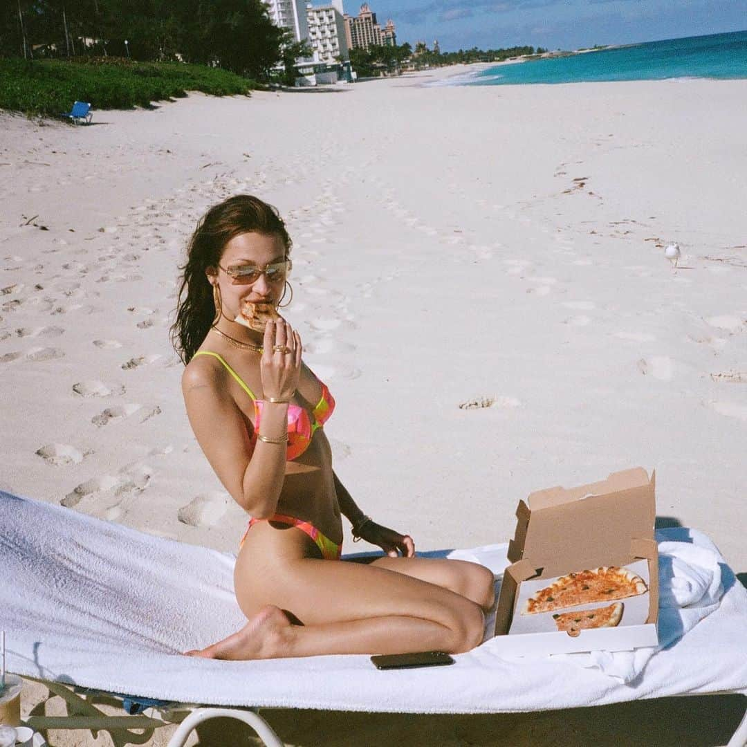 ベラ・ハディッドさんのインスタグラム写真 - (ベラ・ハディッドInstagram)「Day off in paradise🍹🌺Rare but always appreciated ™️✨🥺 Feb2021」8月12日 5時53分 - bellahadid