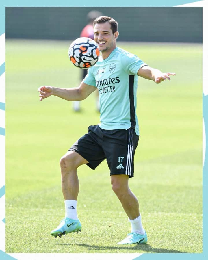 セドリック・ソアレスのインスタグラム：「2️⃣ days left for the Premier League season opener. Can't stop smiling! 😁🔴⚪ #NewSeason #Arsenal #Training #PremierLeague #Football #Hardwork #Focus #COYG」