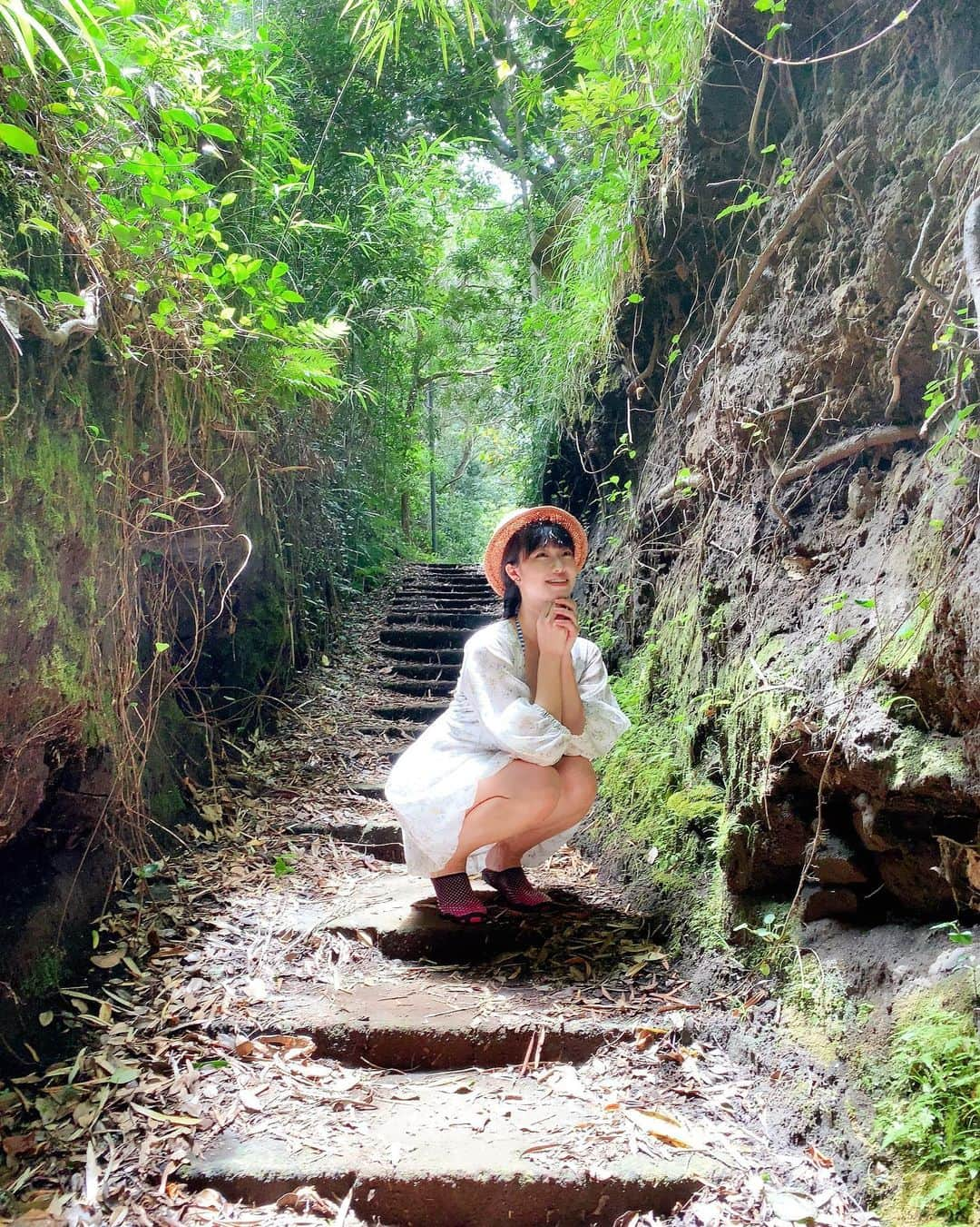 小田飛鳥さんのインスタグラム写真 - (小田飛鳥Instagram)「弟夫婦と伊豆大島に来ております☺︎🌺 写真集のあの場所にも…🌿 #大島牛乳 #島寿司 #泉津の切り通し #秋の浜 #秋ノ浜海水浴場 #伊豆大島 #izuoshima #japan #島 #iland」8月12日 6時24分 - asuka_oda_0320