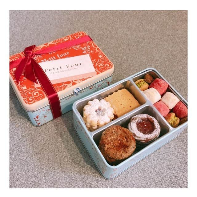 山崎萌絵のインスタグラム：「. アトリエうかいのクッキー缶❤︎ クッキー缶大好きすぎる…  #アトリエうかい  #フールセック #クッキー缶 #大丸福岡天神店 #17日まで」