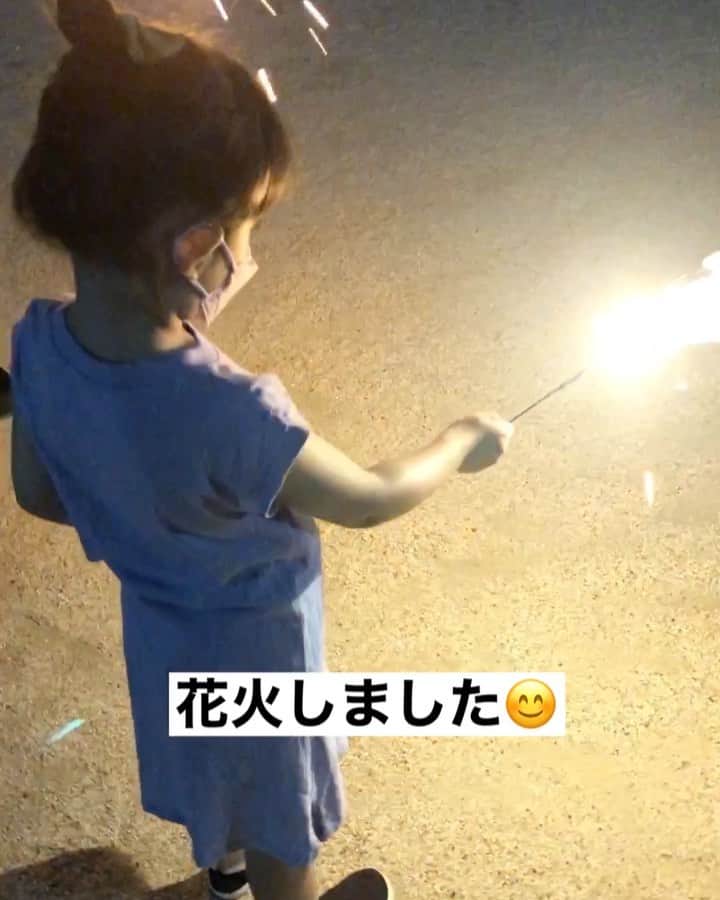 のインスタグラム：「今年初、手持ち花火🎆 去年もやったのに「わぁ〜！わたし花火やるのって初めて♡」と、無かったことになってました😂 2枚目以降はその無かった事にされた去年の様子。 ドラクロワとハリーポッターのしっくり具合よ🤔 #fireworks#summer#japan#harrypotter#delacroix#kid#fun#happy#smile#live#花火#夏#ハリーポッター#ドラクロワ#育児#子育て#親バカ部#ベビフル#ママリ」