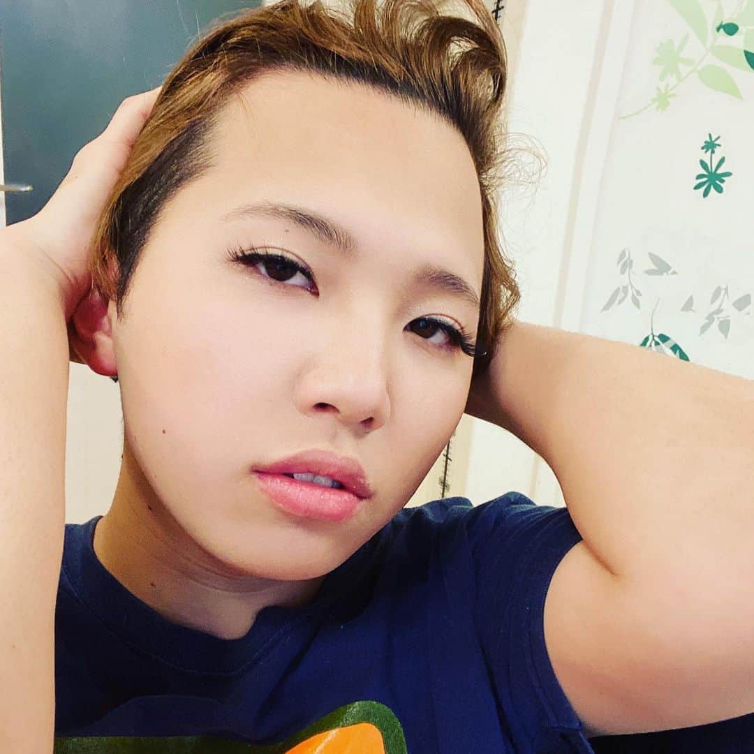 ブラザー4チャンネルのインスタグラム：「【今日の笑顔】 今日は何かが違ういっくんのショット📸 ⁡ なぜいっくんがこんなお顔なのかは、8月中には明らかになりますので、乞うご期待✨ ⁡ #brother4 #笑顔 #夏休み #いっくん」