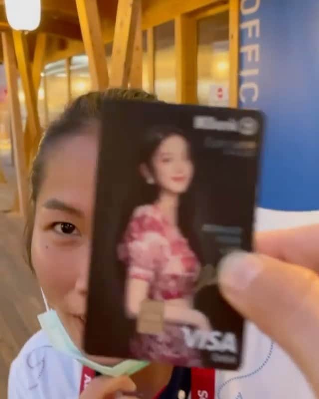 ラチャノック・インタノンのインスタグラム：「Im the one of Jiso fans and someone see my card 😆🤣 Video record by olympic champion : @greyspolii」