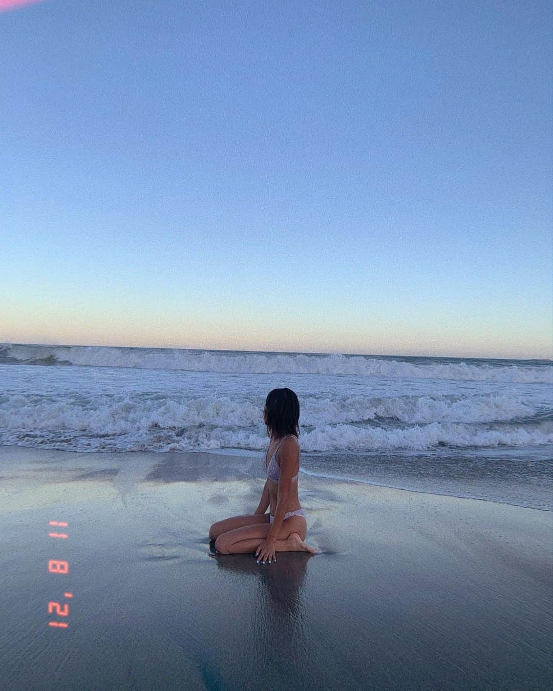 馬詰まほさんのインスタグラム写真 - (馬詰まほInstagram)「Sunset vibes.🦋🌊💙」8月12日 9時47分 - mahorin.1993