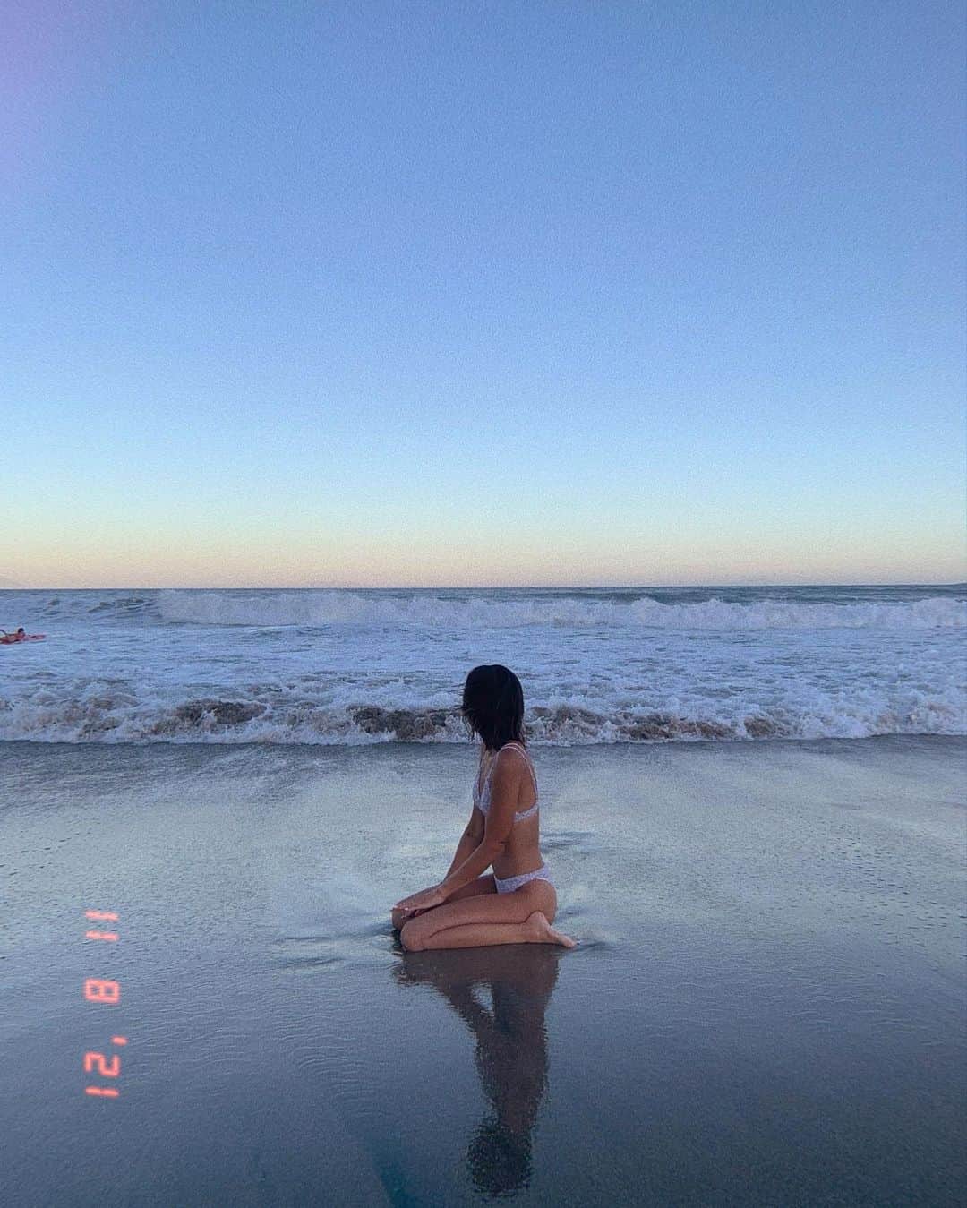 馬詰まほのインスタグラム：「Sunset vibes.🦋🌊💙」