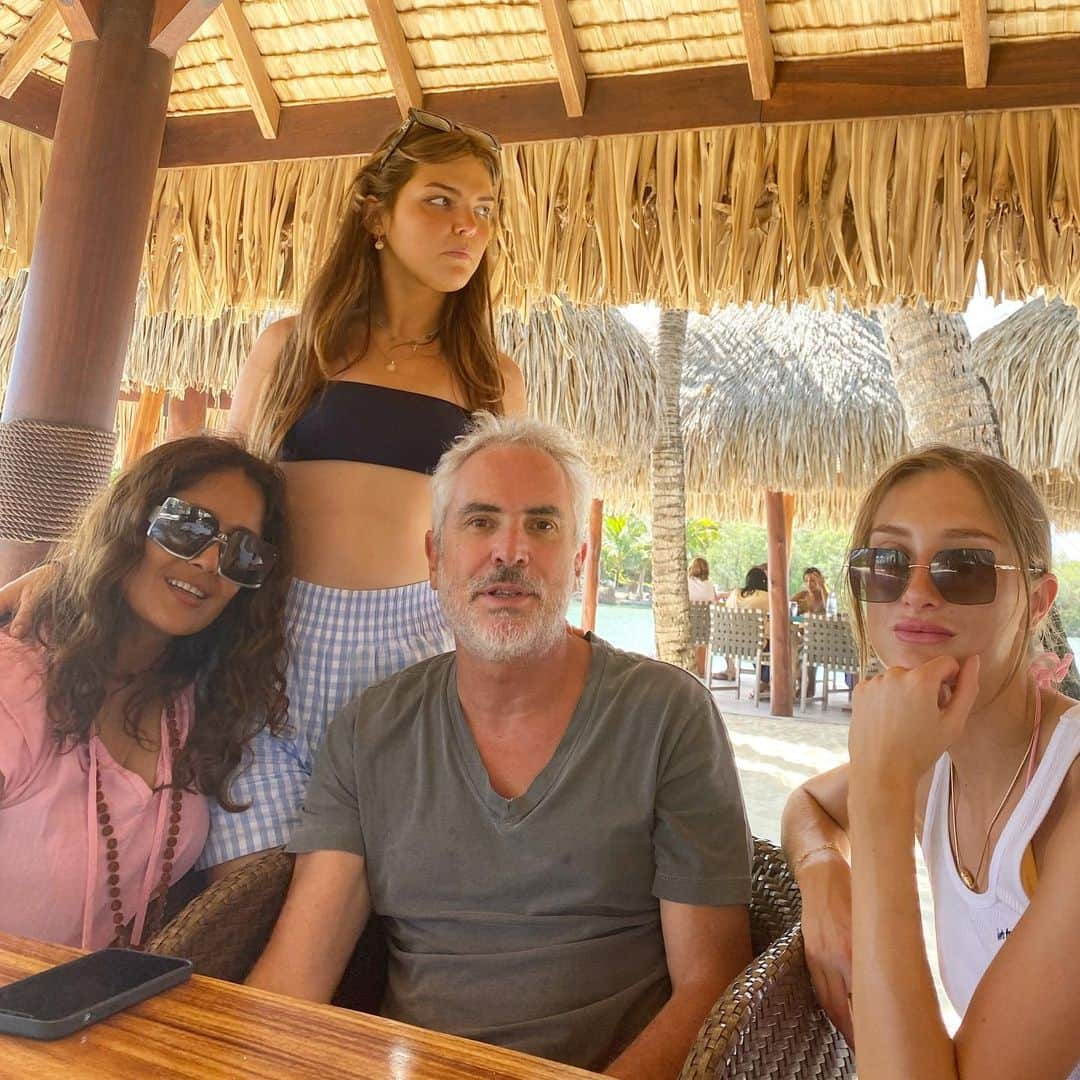 サルマ・ハエックさんのインスタグラム写真 - (サルマ・ハエックInstagram)「Waiting for margaritas.  #vacation  Esperando las margaritas」8月12日 9時47分 - salmahayek