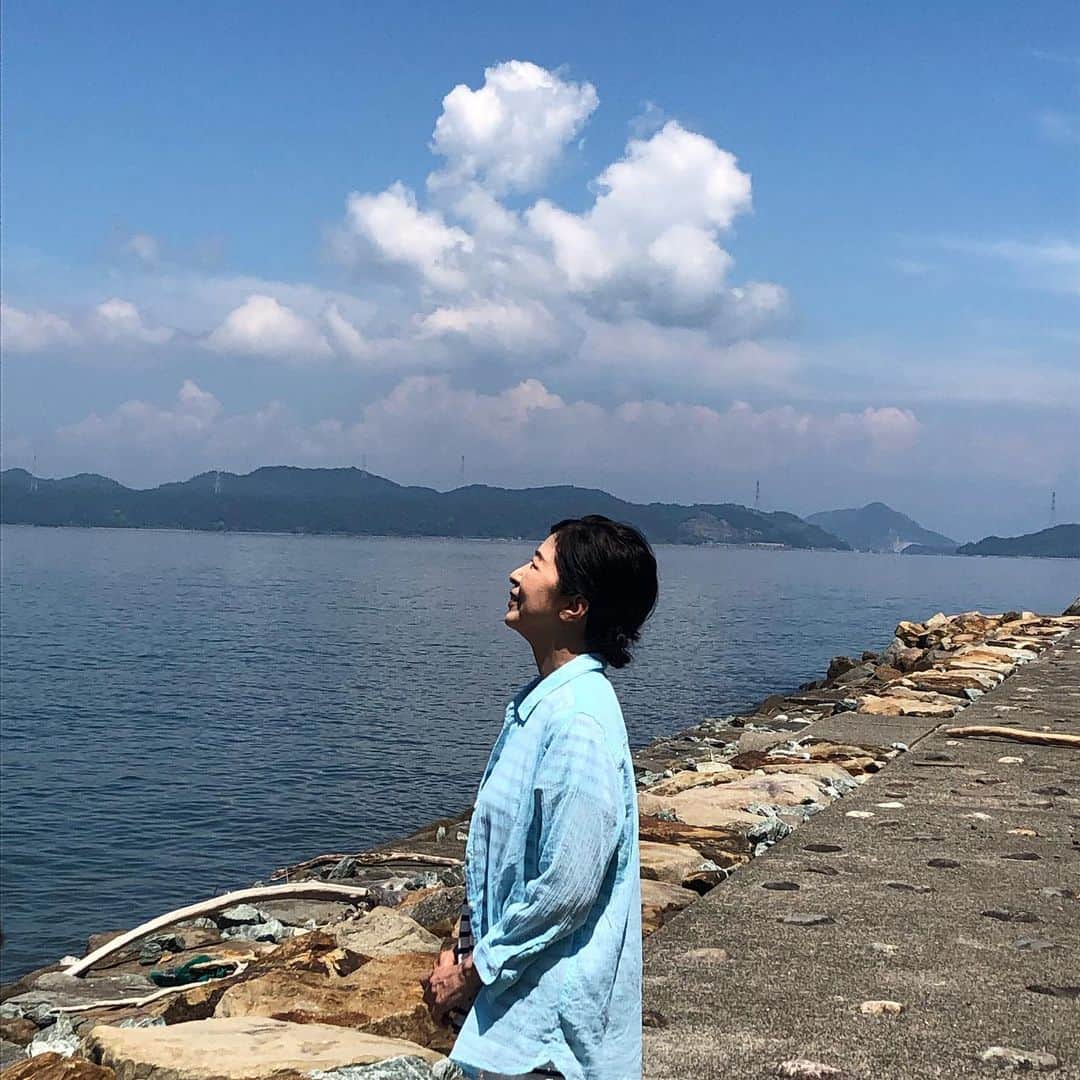 宮崎美子さんのインスタグラム写真 - (宮崎美子Instagram)「何となく、涼しい朝のような感じですが、皆さん、お元気でしょうか？  今日は、夏の思い出を少しご紹介。  RKK熊本放送『週刊山崎くん』の思い出です。  放送は、来週18日です。  お楽しみに。  #週刊山崎くん #熊本 #rkk」8月12日 10時27分 - miyazakiyoshiko.official