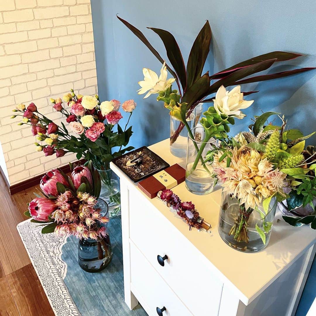 秋定麻紀子さんのインスタグラム写真 - (秋定麻紀子Instagram)「月末ココのスペースに棚が来るので、それまではお花たちで飾付け。」8月12日 10時42分 - makiakisada