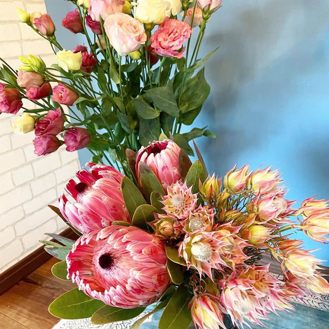 秋定麻紀子のインスタグラム：「月末ココのスペースに棚が来るので、それまではお花たちで飾付け。」