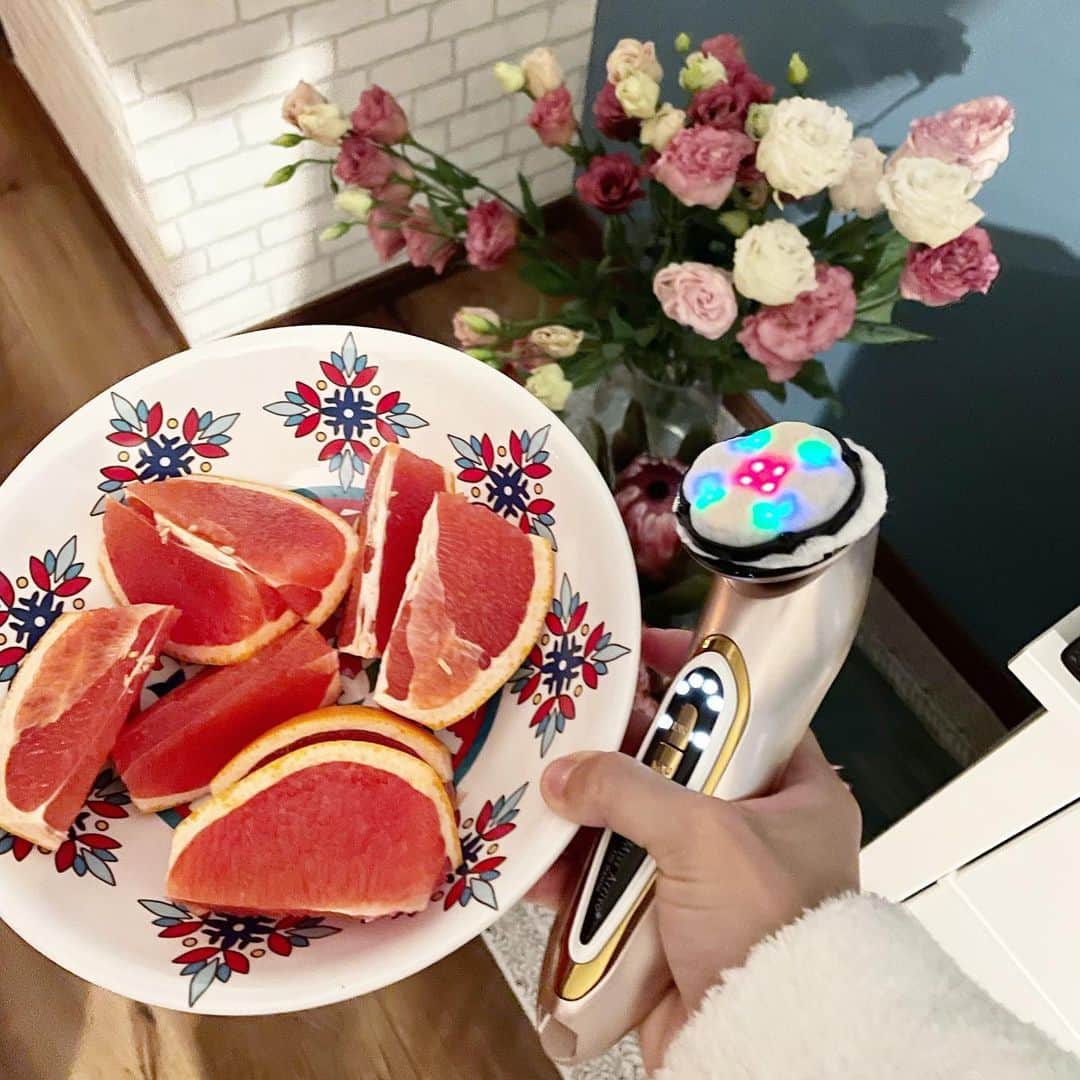 秋定麻紀子のインスタグラム：「私がお風呂上がりいつも美顔器あててるから、娘も化粧水つけてコロコロしてます（笑） 分身って面白いなぁー。  @artistic.co.official  @artistic_beaute_  @artistic_tokyo」