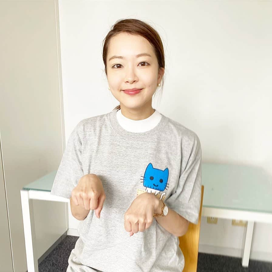 下村彩里さんのインスタグラム写真 - (下村彩里Instagram)「マスクにゃんのTシャツ👚 販売中です❣️  https://suzuri.jp/MNNmasknyan  テレビ朝日のYouTubeチャンネル「ANNnewsCH」に登場するキャラクター　 マスクにゃん🐱  私が着用してるのはグレーLサイズ。 是非チェックしてみてください🐈  #犬の鳴き声 の #モノマネ が #得意 な私ですが #顔 は #よく #猫っぽい といわれます  #テレビ朝日#マスクにゃん#マスクにゃんニュース#キャラクター#テレビ朝日アナウンサー#tシャツ#下村彩里」8月12日 11時30分 - sairi.shimomura_ex