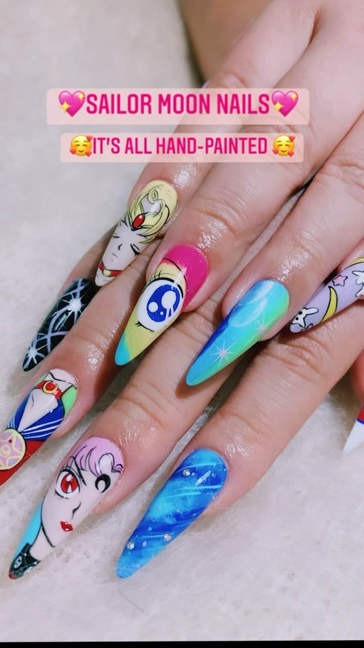 渡辺直美のインスタグラム：「セーラームーンネイル🥵❤️‍🔥❤️‍🔥 @nailsbymei さん、今回も強烈に可愛いネイルをありがとうございます🥰❤️‍🔥  前日の夜セーラームーンの中で好きなシーンを画像検索しまくってw メイさんに手描きで描いていただきました🥰🌙🌙 大天才💖ありがとうございます😇💖」