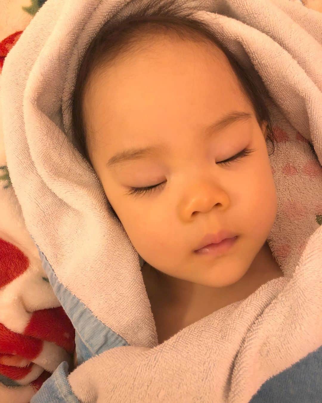 上原さくらさんのインスタグラム写真 - (上原さくらInstagram)「お風呂上がりで体を拭く前にバスタオルの中で眠ってしまった娘。 スヤスヤと気持ちよさそうで起こすのが可哀想になり、このまま全体的に包んでしばらく放置。 起きている間は小さな怪獣だけど、寝顔は天使かと思ってしまう親バカな私です。 #sleepingbeauty #chill #baby #寝顔 #寝顔は天使 #天使 #👼　#親バカ部 #mydaughter #お風呂上がり #育児 #子育て」8月12日 12時16分 - sakura_uehara_official