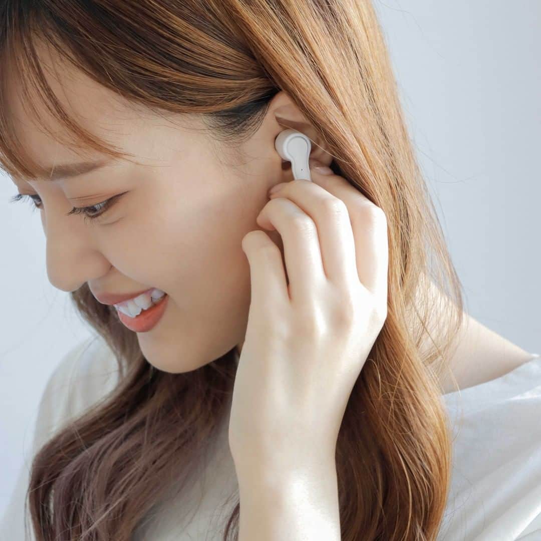 3COINSさんのインスタグラム写真 - (3COINSInstagram)「3COINS　DEVICE 📱  ※8月17日より順次発売致します。 店舗により入荷日入荷数が異なりますので予めご了承ください。  人気のワイヤレスイヤホンから 高音質タイプが登場！  高音&低音のバランスが良く J-POPや歌謡曲などが聴きやすい チューニングになっています♪  音が途切れづらく、遅延も少ないので 快適に音楽を楽しめます。 (フィールドテスト実施済)  高音質ワイヤレスイヤホン 2117/TD-T19 3,000円(税込3,300円)  Bluetoothイヤホン部仕様 ◇Bluetooth対応(完全ワイヤレス) ◇サイズ(約)W1.5×H3.9×D2.1cm ◇重量(片側)　(約)4ｇ ◇音楽再生時間　最大3.5時間※ ◇連続通話時間　最大2.5時間※ ※使用環境頻度により数値は変動します。  ケース(クレードル部)仕様 ◇イヤホンの電池残量が 　視覚的に認識できる表示パネル付き ◇USB-Aポートから 　スマートフォンなどの機器を充電可能 ◇イヤホン充電回数　最大(約)10階 ◇内臓充電容量　1200ｍAh ◇サイズ(約)W7.5×H2.8×D4.5cm ◇重量(約)68g  店舗により在庫が異なりますので、 お立ち寄りの店舗までお問い合わせください。  公式通販サイトでも販売しております。 @3coins_official プロフィールのURLよりご覧ください。  #3COINS #スリーコインズ #スリコ #新商品 #新商品情報 #プチプラ #プチプラグッズ #プチプラアイテム #DEVICE #3COINSDEVICE #3COINSデバイス #スリコ家電 #家電 #イヤホン #ワイヤレスイヤホン #高音質 #高音質イヤホン #bluetoothイヤホン #完全ワイヤレス #ワイヤレス #通販サイト #パルクローゼット  ※商品画像はイメージです。実際の商品とは多少異なる場合があります。あらかじめご了承ください。 ※新型コロナウィルスの影響により、入荷に乱れが生じています。 到着次第、順次発売予定ですので予めご了承くださいませ。」8月12日 18時03分 - 3coins_official