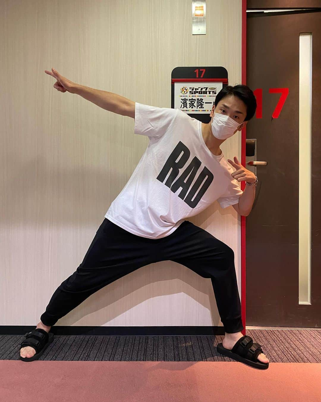 濱家隆一さんのインスタグラム写真 - (濱家隆一Instagram)「RAD Tシャツ🤾‍♂️🤾‍♂️🤾‍♂️ #RADWIMPS」8月12日 13時10分 - hamaitachi