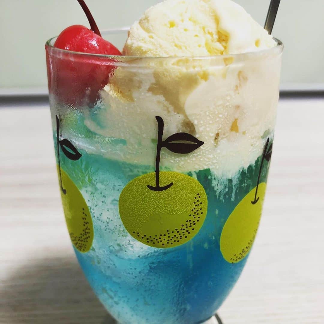 白鳥玉季さんのインスタグラム写真 - (白鳥玉季Instagram)「みてみて〜💗！ かわいいグラスを見つけたからクリームソーダ作ってみたよ😊  #白鳥玉季 #クリームソーダ #夏」8月12日 13時33分 - shiratori_tamaki