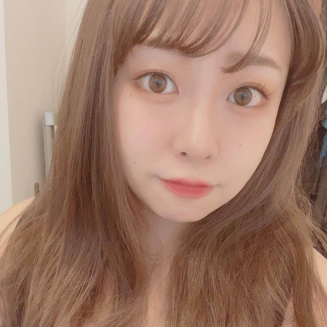 餅田コシヒカリさんのインスタグラム写真 - (餅田コシヒカリInstagram)「橋本環奈ちゃんになれるカラコン使ってみたけど、 素材が全然違うから似ても似つかなかった😌(日本語合ってる？  でも抜け感がかわい  #エマーブル #カラコン #メロウマーブル」8月12日 13時40分 - koshihikarimochida0000