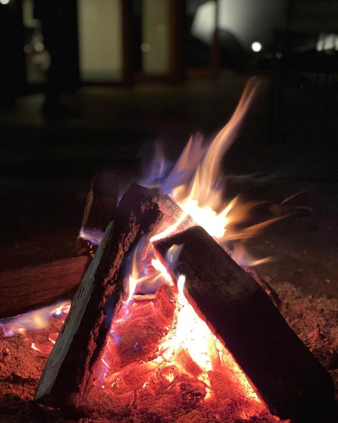 椎名美月さんのインスタグラム写真 - (椎名美月Instagram)「この夏私は焚き火が見たかったのだ  見れて幸せでした。  #グランピング #星のや富士」8月12日 13時50分 - mizkiss