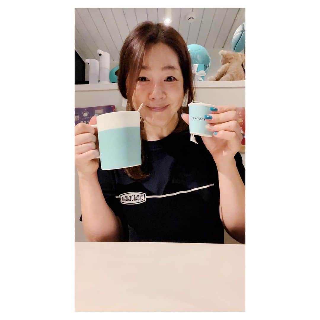 井上貴子さんのインスタグラム写真 - (井上貴子Instagram)「今週の抗原検査も陰性^ ^  帰りに恒例の「ALE」でランチ。 やはり 店長の作るパスタはサイコー。  離れの席に座りました。  オリンピック仕様の席です。 バスケットボール バレーボール ラグビーボール  すべてTiffany❤︎  かわいらしいわ。  そんな中に カンドリーチキンカレーもチラッ。  アタシのネイルもTiffanyカラー。 （偶然ですがーー）  この写真達を見て なんか気付いちゃった人！！  挙手🙋‍♂️🙋‍♀️をして コメントください^ ^  Happyで^ ^  プロフィール画面に記載のURLより 通販サイト「神取屋」に飛べます^ ^  コロナ禍に携わる全てのお仕事の皆様。 心から感謝しています。 引き続き油断せずお気をつけてお過ごし下さいませ。 #井上貴子  #LLPWX #女子プロレス #紅緒と柊音 #トイプードル #オリンピック #神取忍 #Tiffany #ALE #安定のパスタランチ #ここでカンドリーチキンカレー食べれます #www.instagram.com/llpwxofficial #llpwxインスタあります #LLPWXYouTube再開です #チャンネル登録お願い致します #カンドリーチキンカレー売れてます #神取テレビチャンネル登録お願いします #LLPWX通販サイト神取屋 #Twitterも見てね #感謝 #STOPCOVID19」8月12日 13時52分 - takaco_inoue