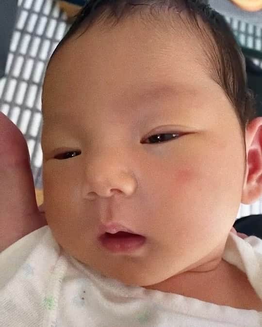 出浦寛子（HIROKO）のインスタグラム：「お腹いっぱいでウトウト👶🏻🍼  #産まれて2週間 #おっぱいもミルクもよく飲むよ #大きくなる予感 #ママも眠いなあ #でつこさんちのかりんちゃん」