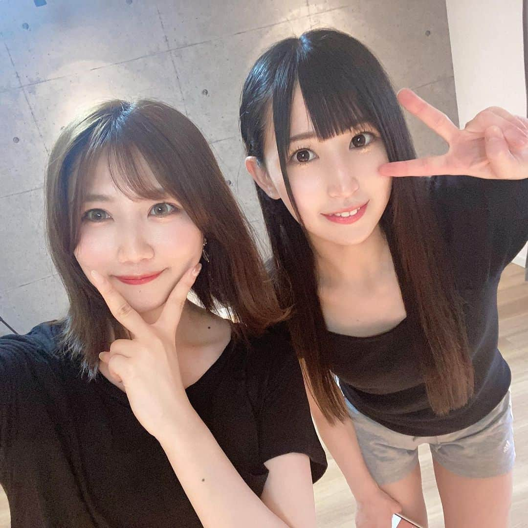 谷麻由里さんのインスタグラム写真 - (谷麻由里Instagram)「ダンスの練習した🩰  みきがダンス教えてくれた！ 私が知ってる人の中でも断トツにダンスが上手で癖がない好きな踊り方✨ 少しバレー？ジャズ要素が入ってて手先が綺麗なみきが理想！  アイドル辞めて何年も経ってもダンス上手くて、体柔らかいのすごいし羨ましい❣️  好きだけど、やっぱり踊るの苦痛になるときもあって、 みきが楽しみながら踊ろうって昨日してくれて、踊るのってこんな楽しいのか〜ってなった！ 昨日行ってよかった〜って思った🥰 みき亭ありがとう！  性格が穏やかで明るい子が好きだし、自分には合うのかな？と思う🥰」8月12日 14時23分 - mayusamatokeiyaku