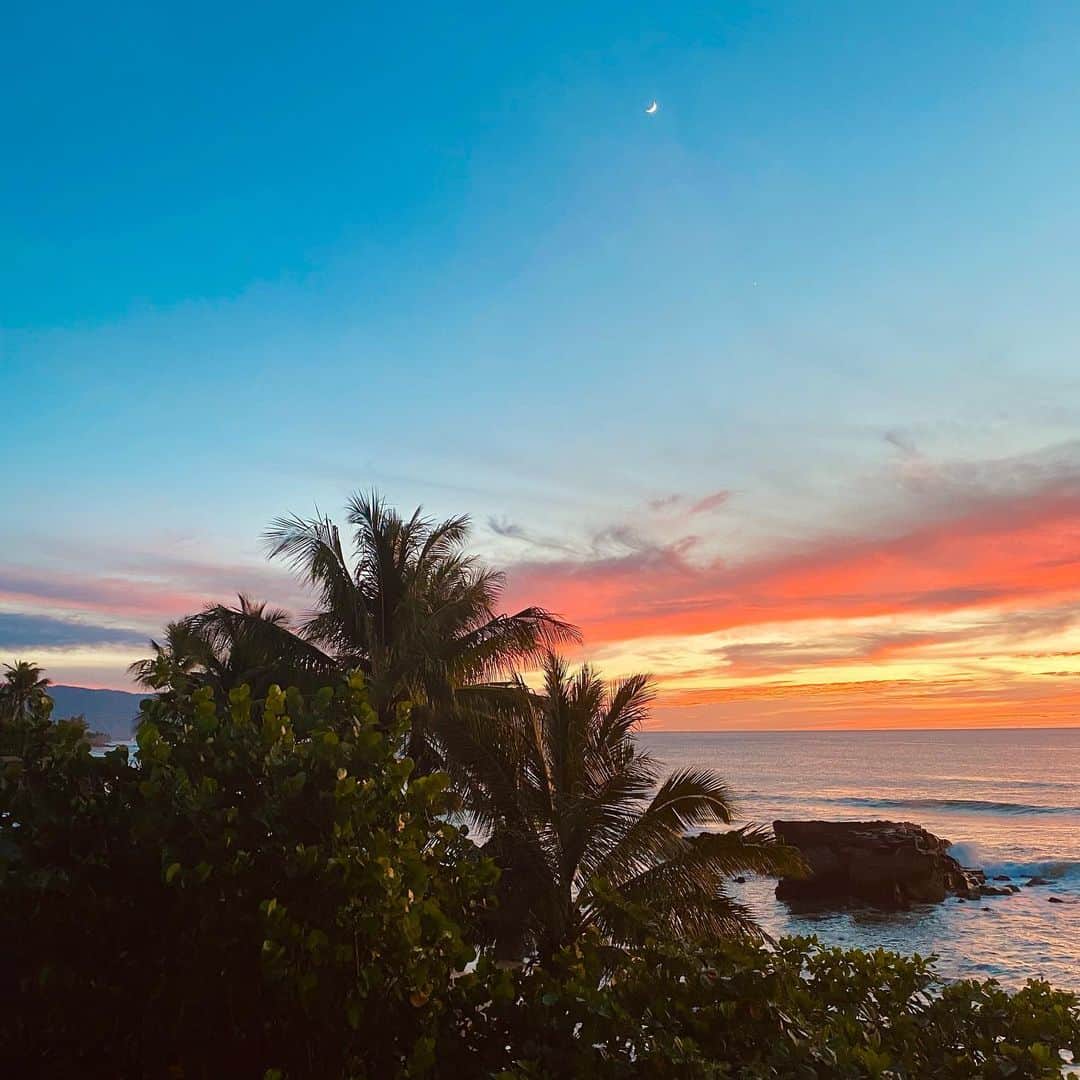 Mieのインスタグラム：「現在ハワイ7:25pm🧡 夕焼けがたいへんな事に🙏  ２枚目の動画もみてね💛 空高く、控えめ三日月🌙  #ハワイ」
