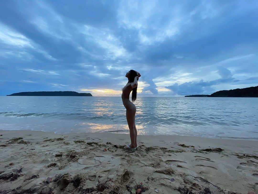 本庄鈴さんのインスタグラム写真 - (本庄鈴Instagram)「・ ・ 1時間も満たない時間だったけど、今年の夏も 心洗われる瞬間を堪能してきました。 ・ これで今年も残りの月日を頑張っていけそうだ☀︎ ・ ・ ・ #sexy #女優 #海 #夕景 #ビーチ #亀 #現る」8月12日 15時04分 - honjo_suzu