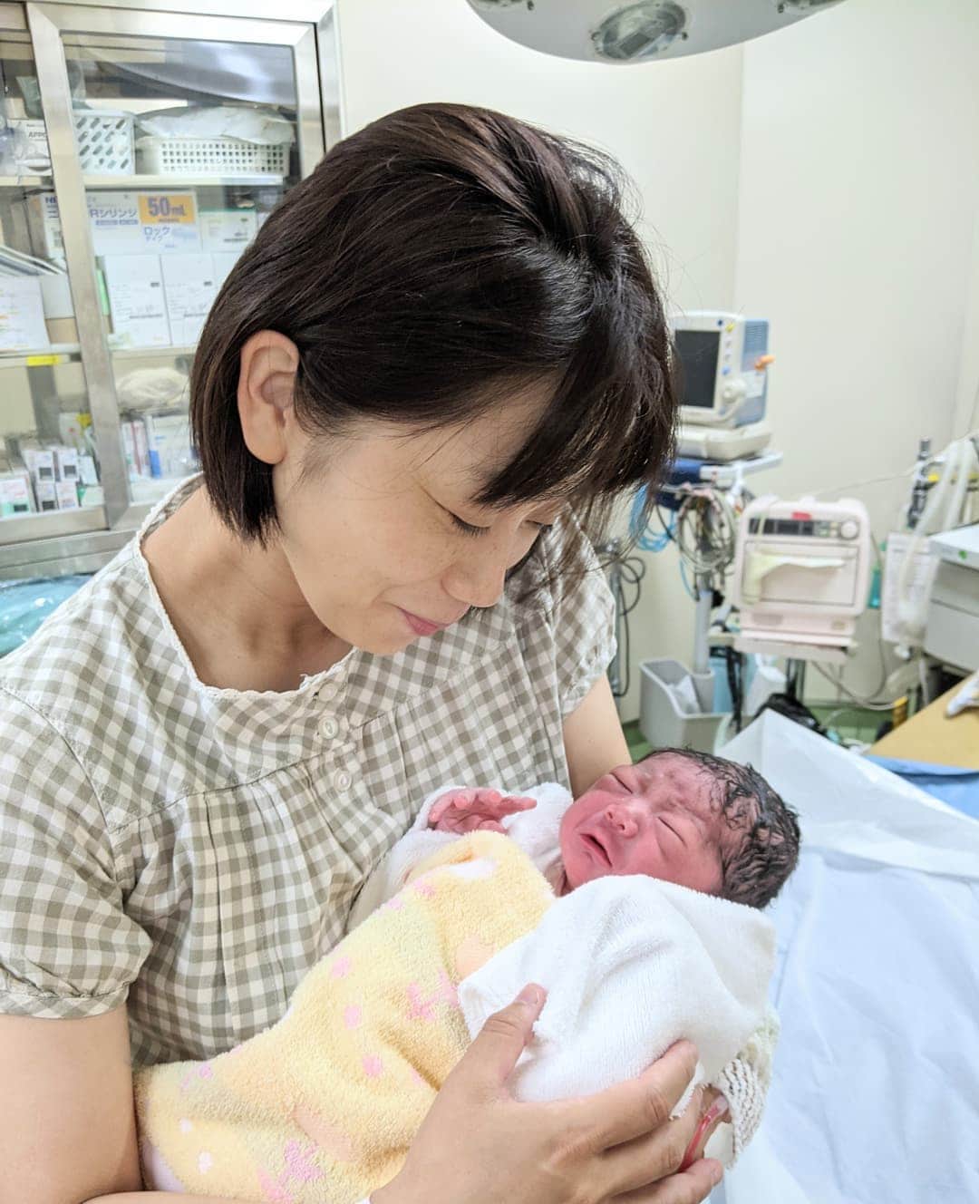 良田麻美さんのインスタグラム写真 - (良田麻美Instagram)「皆様にご報告です。  昨日、13時04分 ２９７５g  元気な男の子を出産する事ができました。  ４４歳 初産  本当に私にとっては奇跡です。  妊娠した事が分かってからも、色々勉強し、自然に陣痛そして予定日通りの分娩が出来ました。  色々感じた妊婦生活を少しづつまたブログに書けたらなぁ〜なんて☺️💞  子供の成長と私の成長の記録として、  それが誰かの参考になったらまた嬉しい。  そんな気持ちで、これからも一生懸命頑張ります！  また、舞台やお仕事でも復帰し、皆様の前にも新たな『良田麻美』を観て頂けるよう頑張ります🏋️💯✨  まずは、皆様にご報告と感謝を込めて💞💞  #４４歳出産 #高齢出 #男の子のママ #山の日のお誕生日  #良田麻美  #スーパーエキセントリックシアター」8月12日 15時10分 - asamiset