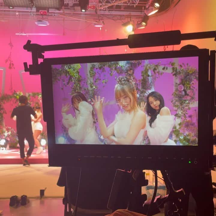 Ruuのインスタグラム：「50万回再生おめでとう~~~💝!! @giveandgive_jp 💐🌷🌸 YouTubeにてGoing your wayが50万回再生👏🏻👏🏻👏🏻💕 このMV可愛すぎて夢が詰まっててみんなの努力もそうだし歌詞からも沢山勇気を貰える😽。  活躍が楽しみだな〜🌸💝!!  @giveandgive_jp  @kyoka_givegive  @yuika_givegive  @kana_givegive」