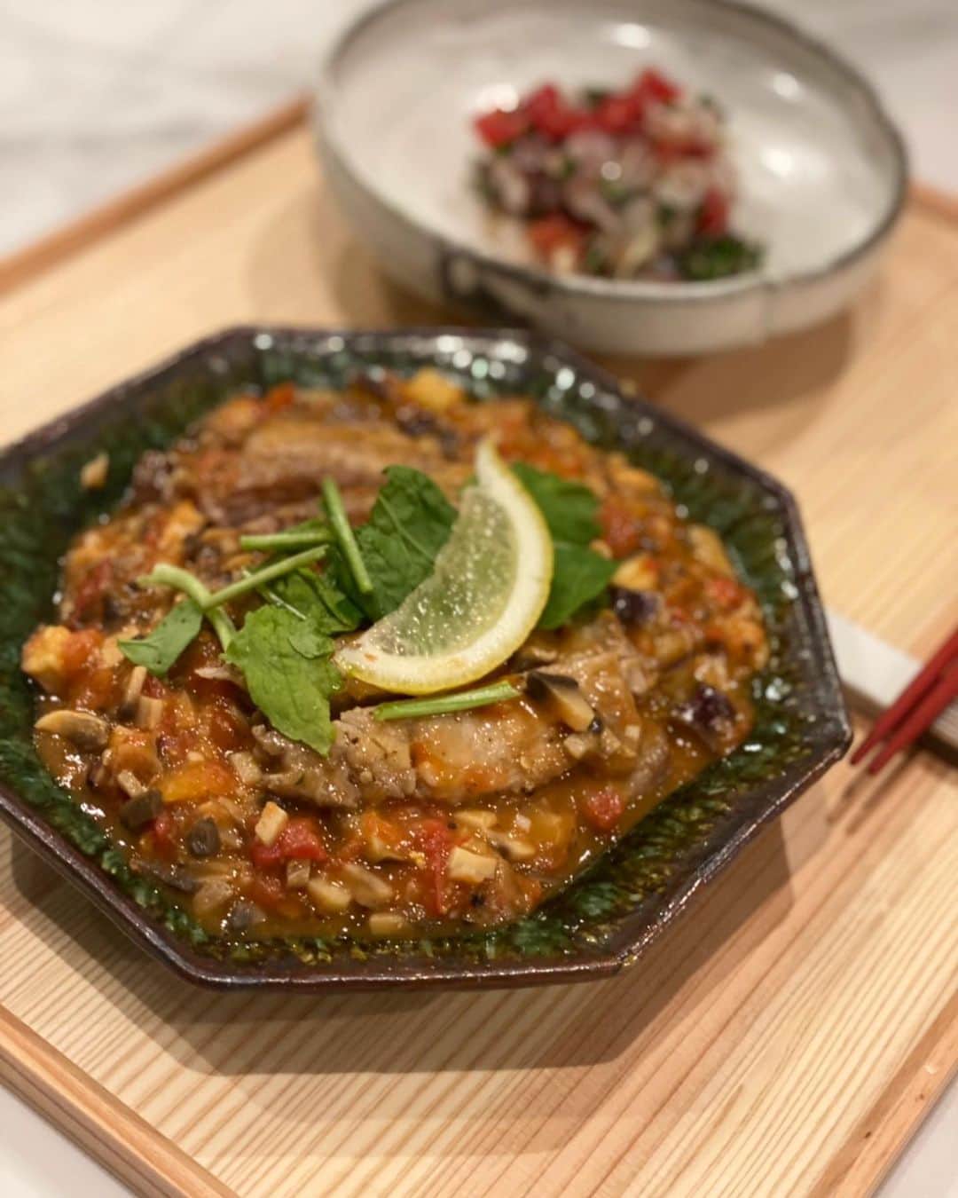 大政絢のインスタグラム：「#絢ご飯 私のトマトの日々はまだ続いています🍅 この日はトマト夏野菜をコトコト煮込んで パリッと焼いた豚肉と合わせてルッコラレモンを添えて！ お隣はこれまた生トマトとこちらも北海道鹿部町から送られてきた生タコも美味しいごま油塩を混ぜてレモンたっぷり絞ってね🍋 こりゃつまみだ🍺  #今日の絢ご飯#北海道産」