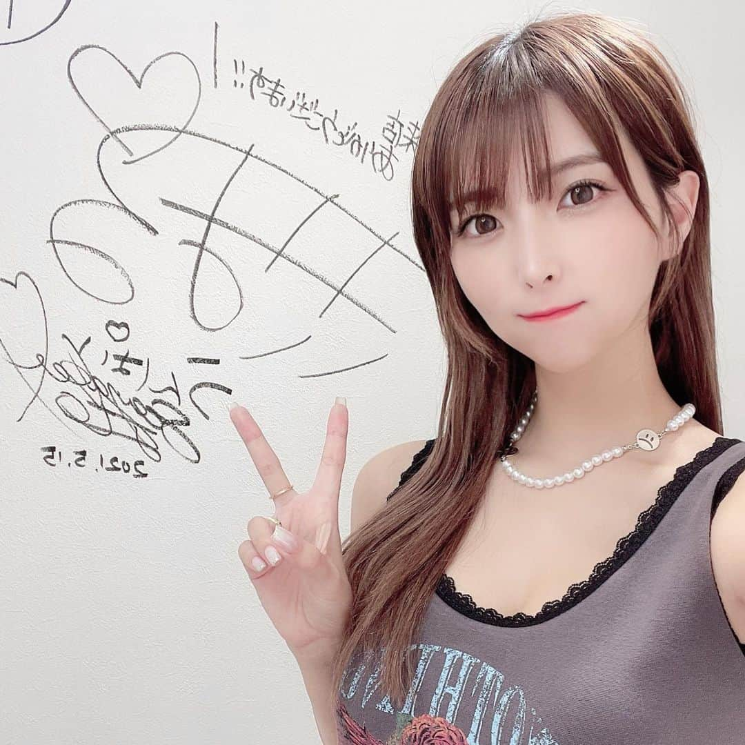 ききまるさんのインスタグラム写真 - (ききまるInstagram)「白い歯🦷✨ . わたしがプロデュースしてるホワイトニングサロン💎 @s_whitening_shibuya のオープンクーポンが破格すぎ！！ お得すぎるのでお知らせします！！ . 他のサロンと比べてもらうとわかると思うんですけど、めっちゃめっちゃ『破格』です😭😭😭 . ちなみに場所は渋谷🐶 . この機会に是非気になる人は試してみてね👶🏻✨🦷 ホワイトニングに関する質問はプロフィールのハイライトにまとめてあるので見てみてね💫💫💫 . もちろん男性の方もウェルカムです✨✨ .  ご予約はホットペッパーで「エスホワイトニング」 または⬇️このアカウントにDMしてください！ 💎　@s_whitening_shibuya 💎 . .  #ホワイトニング　#ホワイトニングサロン #ホワイトニング専門店 #渋谷ホワイトニング　#自分磨き　#美意識向上 #美意識向上委員会 #身だしなみ　#清潔感　#清潔感アップ #白い歯　#白い歯になりたい #セルフホワイトニング #セルフホワイトニング専門店 #セルフホワイトニングサロン #激安 #破格 #オープン価格 #美容　#美容男子　#美容女子 #美容好きさんと繋がりたい #美意識高い #美意識高め　#」8月12日 15時44分 - kikigram_97