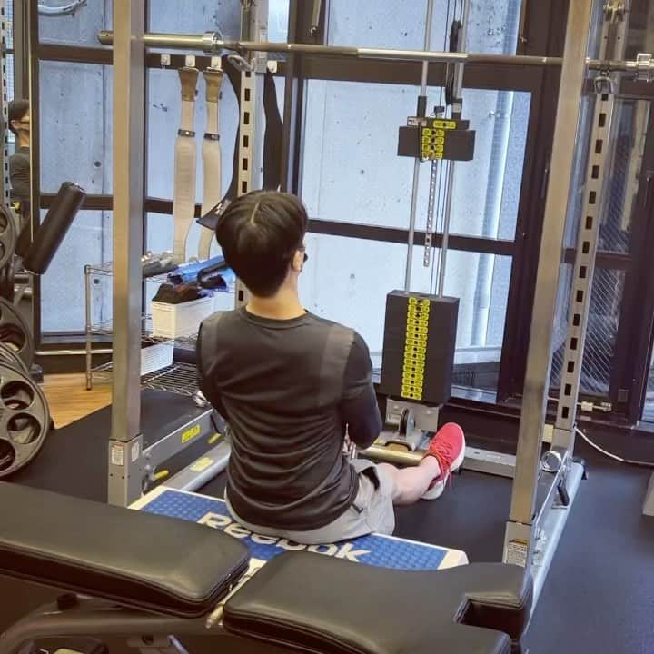 町井祥真のインスタグラム：「・ ・ ・ 自分でやる限界を感じてきたので久しぶりにパーソナルトレーニング @ti_habit へ。  無理な重量は本当にいらない。  いかにフォームを綺麗に持続できるかが筋トレの極意。  1ヶ月通います。  成果をお楽しみに。  #workout#fitness#training#gym」