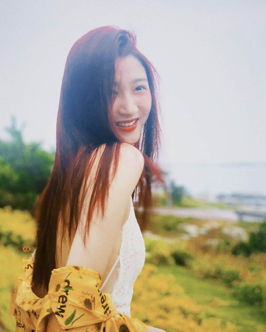 クアン・シャオトン（Guan Xiaotong）のインスタグラム：「一波花絮～ 你们等成片哦～🍦 📷by @lainka11」