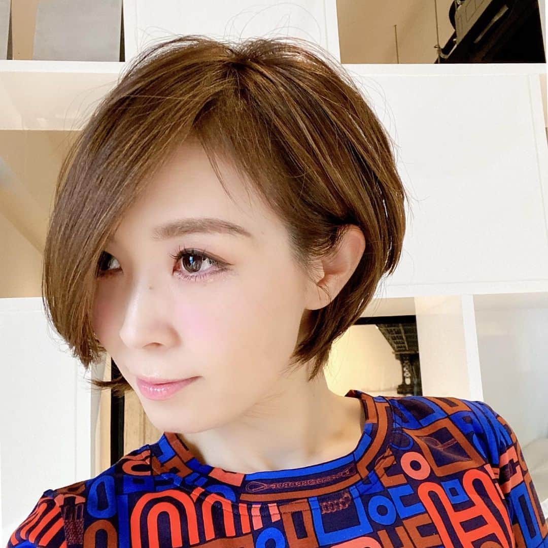 愛内里菜のインスタグラム：「そういえば LIVE前にまた少し髪切ったよ😆✨ ⁡ 歌ってきた中で 一番短くなって めちゃくちゃ歌いやすくて 崩れも気にならなくて ええやん😆👍🧑🏻‍🦰 ⁡ そんなショートヘアでの↓ 8/7(土)愛内里菜 Birthday Live 2021 ツイキャス配信チケット発売中‼️ ⁡ 昼公演 https://twitcasting.tv/c:rr200627/shopcart/85250 ⁡ ⁡ 夜公演 https://twitcasting.tv/c:rr200627/shopcart/85251 ⁡ 昼と夜で少し選曲を変えています‼️ 衣装は全て変えてみました😆💎 ツイキャスアプリをダウンロードして 配信チケットを購入して頂けます😌‼️ ⁡ ⁡ ⁡ ⁡ CDやグッズはこちらから ↓↓↓ 🌈RINA AIUCHI official website🌈 http://rikakakiuchi.com/  ⁡ こちらのオンラインショップで CDやグッズお買い求め頂けます！ ⁡ ⁡ 🐦Twitter 愛内里菜 official @RRikakakiuchi ⁡ ⁡ 😆TikTok 愛内里菜/Rina Aiuchi ⁡ @yujin_central  #ショートヘア #ショートボブ #バースデーライブ　 #愛内里菜  #歌手 #再始動 #垣内倶楽部  #バンド  #ライブハウス #ライブ #一体化 #絆 #盛り上がりたい  #感謝  #21周年 #YouTube #ユーチューバー#TikTok」