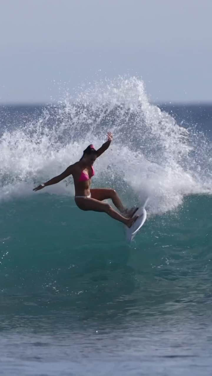 ティア・ブランコのインスタグラム：「Sometimes the best sessions aren’t always when you’re stoked on you’re surfing or catching the best waves… sometimes they are when you are surrounded by a lineup of people that love surfing as much as you do. And when there are constant smiles, laughs, whistles & hoots being spread around. I love those kind of sessions; It makes surfing feel so pure. 💛 @aaron_nakamura」