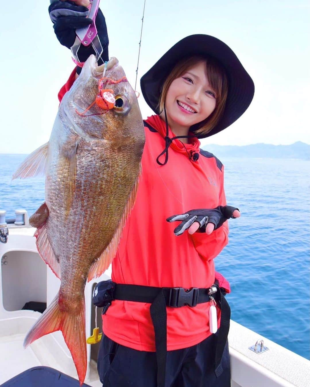 秋丸美帆さんのインスタグラム写真 - (秋丸美帆Instagram)「広島で夏のタイラバ♫ みっぴのシグニチャーヘッドで釣れました😍詳しくは、レジャーフィッシング９月号見てください（＾ω＾）  #fishing #fish #hiroshima #sea #lure #lurefishing #タイラバ #真鯛 #広島 #釣り #ルアーフィッシング #呉 #紅牙」8月12日 18時55分 - mippy34