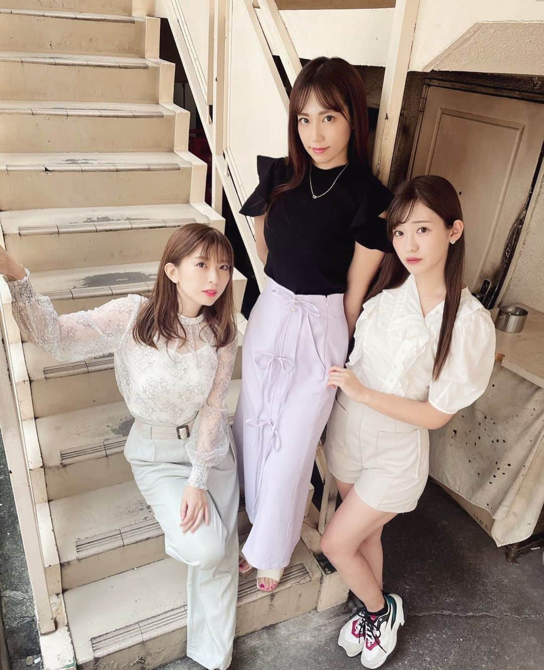 霧島聖子さんのインスタグラム写真 - (霧島聖子Instagram)「8月14日のフレエンワンマンライブにて vocal🎤霧島聖子(私) piano🎹中村比菜 drum🥁藤田香澄 の3ピースユニット 🤍新宿アストレア🤍がゲスト出演でライブをします。 久しぶりに歌を披露出来る機会です、嬉しいʕ•̫͡•ʕ•̫͡•ʔ•̫͡• 必ず素晴らしいライブにすることを約束しますので お越しくださる皆さんよろしくお願いします✨ (チケットの予約は満枠終了しています) 会場ではチェキの物販があり、 3人全員チェキが30枚、 ソロチェキが各20枚ですっ💕 サインは当日入れるよ(｢✒️･ω･)｢✒️ 背景にも拘って撮って頂きました✨ 完売させたいので私達のチェキ是非買って下さい❤️‍🩹 なるだけ多くの方に行き届くようにしたいけど、 購入枚数の制限はないのでもしやばかったら みんな助けておくれ🥺💗(切実) いやーライブ終わるまでは気が気じゃなくて 何をしてても手につきません笑 歌詞完璧に覚えないと… #LIVE #弾き語り　#コピーバンド　#ライブ告知　#新宿アストレア　#ハッシュタグめんどくさい #歌」8月12日 19時09分 - seiko_kirishima