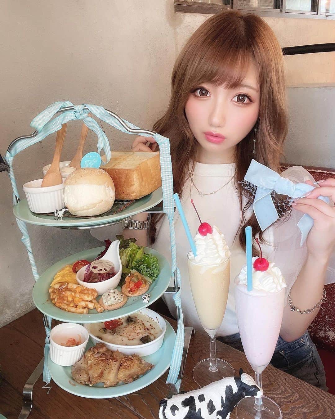 まゆぴちゅーさんのインスタグラム写真 - (まゆぴちゅーInstagram)「ごちそうベーカリータワー🍽🐄💓  in （（ @harajuku.foodfactory ））♡♡  アフタヌーンティーのような形で食べられる 可愛いランチセット\( ˆoˆ )/🌼💓💓💓  どれもぜーーーーんぶおいしくて感動🥺💓  『生クリーム専門店milk』ってお店なだけあって、 ふわふわなクリームが入ったマリトッツォも 美味しかったし、クリームドリアも最高🥺❤️  なんといっても〝濃厚ミルク食パン〟は、 外カリカリ中ふわっっふわで甘くて美味しかった🥰🍞 これ、テイクアウトも可能だったよー♡！  さくらんぼが乗った可愛いシェイクも映える🍒✩  「甘いのは苦手だけどアフタヌーンティーいきたい！」 って 思ってる方は必見😍！ここ最高よ🐮💓💙  しかもコスパ最強。 このボリュームで1,580円(1738円)😳😳😳  ぜひ行ってみてね₍ᵔ·͈༝·͈ᵔ₎♡  -----------------------------  📍『生クリーム専門店ミルクベーカリー原宿店』 🚃最寄駅：原宿駅/明治神宮前駅から徒歩8分 🏡住所：東京都渋谷区神宮前3-25-18 ザ・シェア1F  ⏰営業時間：●イートイン　11:00∼20:00(LO 19:30) 　●テイクアウト　12:00∼19:00  -----------------------------  . . . #生クリーム専門店 #milk #生クリーム専門店milk  #生クリーム専門店ミルク #原宿カフェ #原宿グルメ #原宿ランチ #明治神宮前カフェ #明治神宮前ランチ #明治神宮前グルメ #ミルク食パン #ごちそうベーカリータワー #東京グルメ巡り #東京グルメレポート #カフェ巡り東京 #カフェ巡り部 #アフタヌーンティー #アフタヌーンティーセット #harajukucafe #harajukufoodfactory #ビジョビ」8月12日 19時09分 - mayu_03pichu