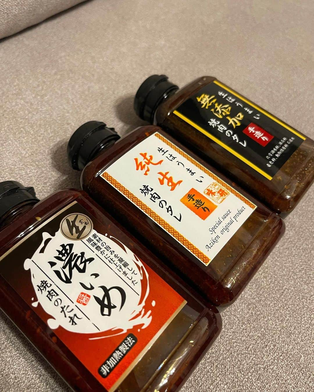 河井ゆずるさんのインスタグラム写真 - (河井ゆずるInstagram)「①『味研さんの焼肉のタレ』 先日ラヴィットの焼肉のタレ特集でお名前を少し出させて頂いただけにも関わらず、後日味研さんがわざわざご丁寧に御礼状と大量のタレを送ってきて下さいました。本当に美味しいので、皆さんも是非一度お試しください☺️  ②『夏野菜の薬膳カレーと土鍋ご飯』 美味しさと虚しさ、半々でした。  ③『先日のお同期さんの告知動画』 無精髭に寝癖の池田がただただ文章を読んだだけ。普通は何か一言足したりしますが、彼はしない。素材のみで勝負するタイプ。見た事ない告知の仕方。NEO告知。 この動画の真相もトークライブの中で話してますので、宜しければオンライン配信でご確認下さい👌」8月12日 19時23分 - kawaiyuzuru