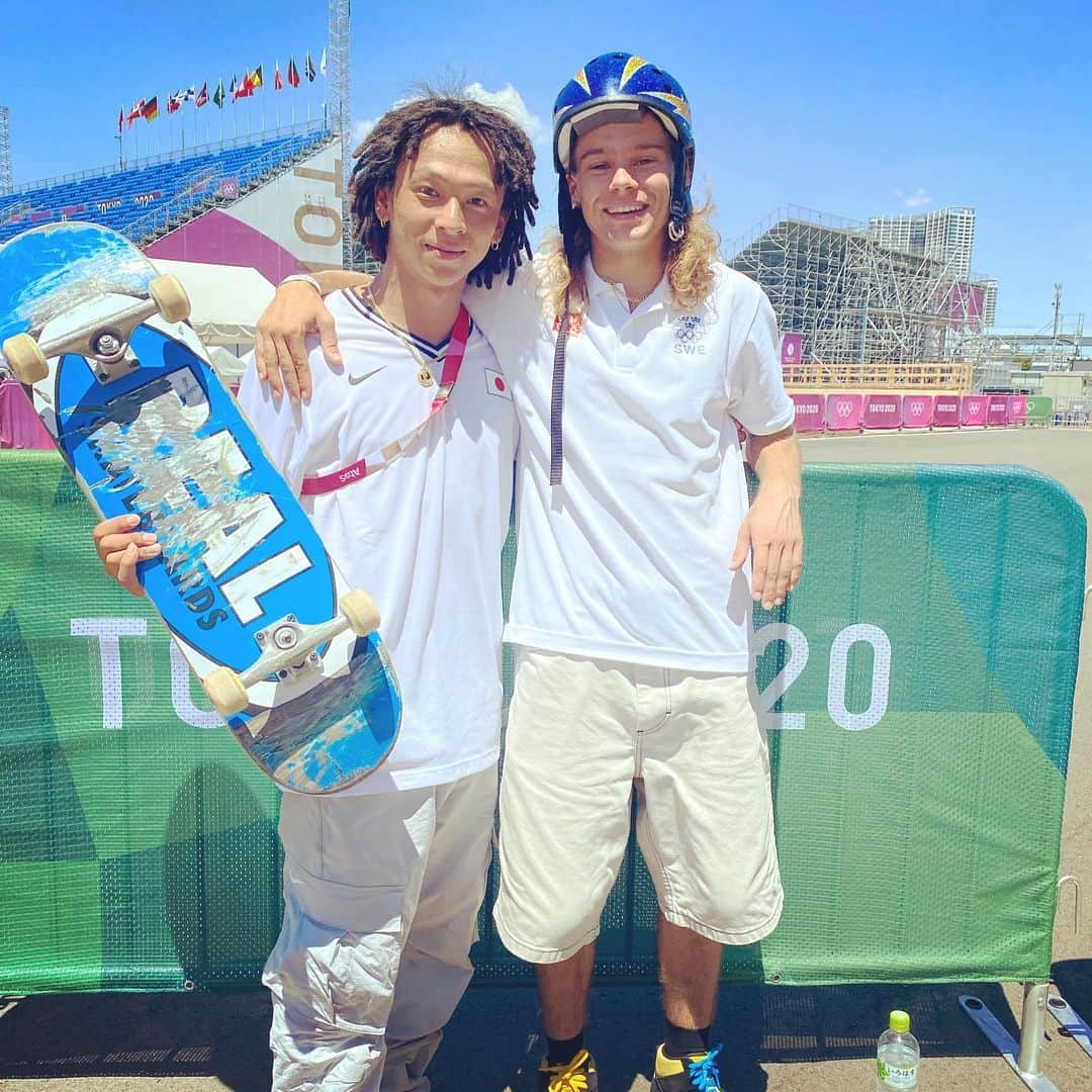 平野歩夢さんのインスタグラム写真 - (平野歩夢Instagram)「Good time tokyo 2020  この大きい舞台で、自分自身がどこまでやれるのかチャレンジをさせてくれた周りの方、そして見てくれてた人達全てに心から感謝しています。　  この経験をこの先の人生に活かしていけるように、これからも自分だけの道のりを表現し続けて、また0から自分の形で突き進み続けていたいと思います。  最近こんな事を思う。 人は色んな負荷がかかればかかるほど、身軽になるんじゃないかって。あの時の自分より、今の自分のほうがって。そのほうがどこまでも自由に立ち向かって行ける気がする。  正直、僕は誰の物差しも知りません。 新しい色や形を見なきゃ意味が無い、 こんな自分じゃいけない、 そうやって悩み続けられる自分のままで。 貴方も貴方のやり方で、 貴方だけの日々を送れるように。 時々、忘れてしまいそうになるけど、 錯覚してしまいそうになるけど、 いい加減、思い出に捉われず未来に向かっていたい。  誰かに期待するのではなく、少しでも自分が頑張ろうとする勇気だったり、こんな便利な時代だからこそ、この時代に頼らず強く生きる気持ちを大事に。  そして 言葉では無く、常に身体で表現しなきゃいけないこの世界で戦ってる全ての人達にリスペクトを送ります。」8月12日 19時30分 - ayumuhirano1129