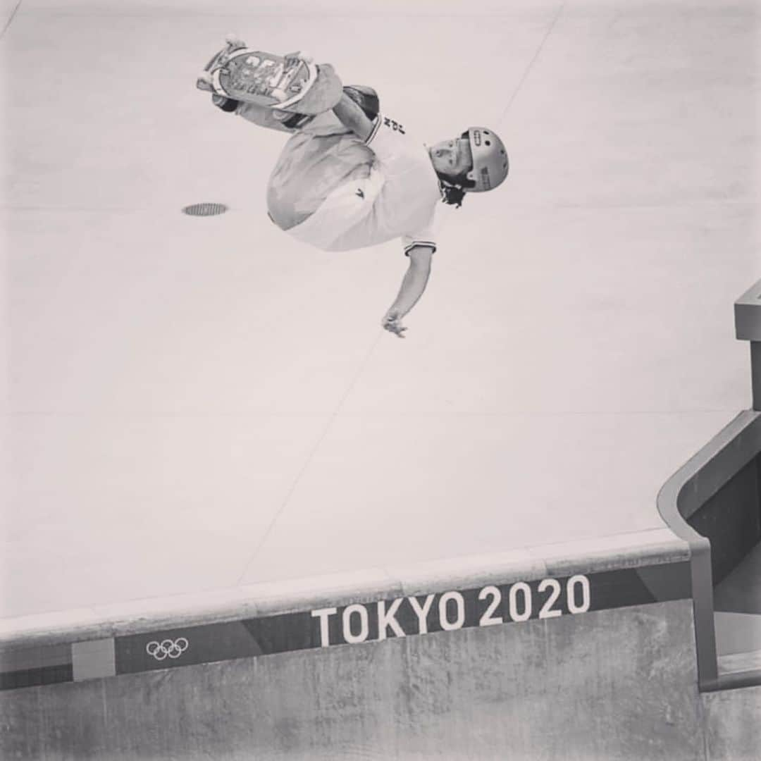 平野歩夢さんのインスタグラム写真 - (平野歩夢Instagram)「Good time tokyo 2020  この大きい舞台で、自分自身がどこまでやれるのかチャレンジをさせてくれた周りの方、そして見てくれてた人達全てに心から感謝しています。　  この経験をこの先の人生に活かしていけるように、これからも自分だけの道のりを表現し続けて、また0から自分の形で突き進み続けていたいと思います。  最近こんな事を思う。 人は色んな負荷がかかればかかるほど、身軽になるんじゃないかって。あの時の自分より、今の自分のほうがって。そのほうがどこまでも自由に立ち向かって行ける気がする。  正直、僕は誰の物差しも知りません。 新しい色や形を見なきゃ意味が無い、 こんな自分じゃいけない、 そうやって悩み続けられる自分のままで。 貴方も貴方のやり方で、 貴方だけの日々を送れるように。 時々、忘れてしまいそうになるけど、 錯覚してしまいそうになるけど、 いい加減、思い出に捉われず未来に向かっていたい。  誰かに期待するのではなく、少しでも自分が頑張ろうとする勇気だったり、こんな便利な時代だからこそ、この時代に頼らず強く生きる気持ちを大事に。  そして 言葉では無く、常に身体で表現しなきゃいけないこの世界で戦ってる全ての人達にリスペクトを送ります。」8月12日 19時30分 - ayumuhirano1129