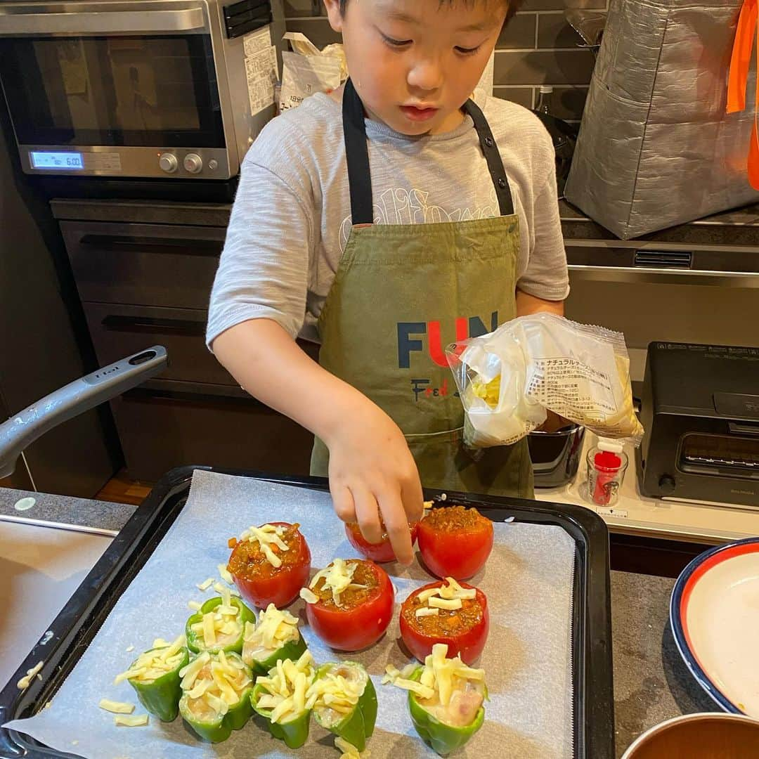 潮田玲子さんのインスタグラム写真 - (潮田玲子Instagram)「今夜はちびっこシェフが頑張ってくれました🥰☝️ YouTubeで見たらしく急に「ピーマングラタン作りたい！」 作り方も分かると言うので一緒に作ってみました😆🙌 娘は「トマトグラタン🍅」 ピーマンの方はホワイトソースのグラタンで、トマトはひき肉でカレー風味にしてみました☝️ チーズがとろーりなかなか美味しくできました🙆‍♀️☝️ チビ達も美味しい美味しいってたくさん食べてました👍 自分で作ると苦手なものでも挑戦してくれますね🙆‍♀️ ちなみに息子はピーマン苦手ではないそうです🫑😂☝️ （えっそうだったの？笑笑）  子供達が使っている包丁はCOMMON Cutty (カマンカッティ)です！ @common_cutty   #ちびっこシェフ #玲子飯 #ピーマングラタン #トマトひき肉グラタン #サーモンサラダ #蛇腹きゅうりの中華風 #お味噌汁」8月12日 19時36分 - reikoshiota_official