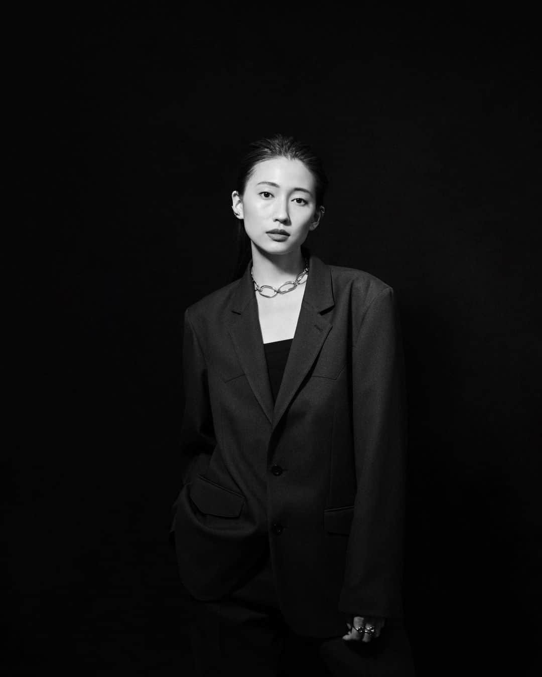 大野いとのインスタグラム：「🖤🌌  Photographer @marihamada.38 Stylist @shizuka_yoshida_ Hair @junko_hair Makeup / Nozomi Yamamoto   Setup @stockholmsurfboardclub Neckless/Rings @charlottechesnaisjewelry」