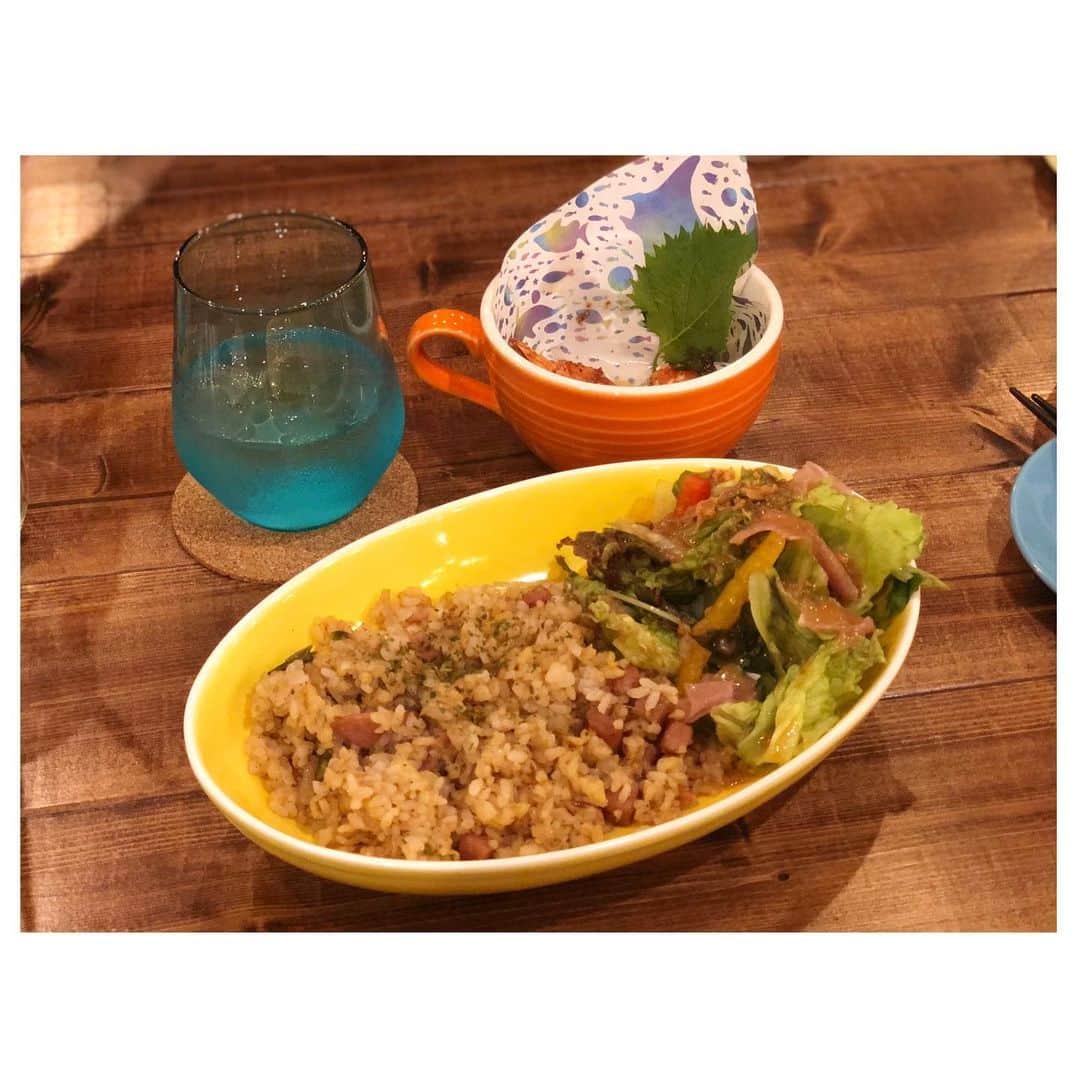 白戸ゆめのさんのインスタグラム写真 - (白戸ゆめのInstagram)「🌈 . 会社近くのハワイアンカフェ🌺 ブランコがあったり 鏡に絵を書けたり、、、🥰 . お店のお姉さんもとっても優しくて のんびり素敵な時間を過ごせました✨ 今は時短営業しています🥲 . どれ食べても本当においしかった！ わざわざインスタ映えする写真を お姉さんが体を張って撮ってくれました😭 . #高松 #カフェ #ハワイアンカフェ #ハワイ #ブランコ #インスタ映え #アナウンサー #同僚 #モチコチキン #ガーリックシュリンプ はかかせない」8月12日 20時13分 - yumeno.s_