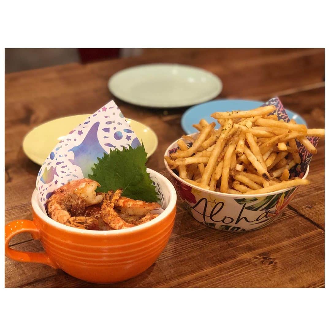 白戸ゆめのさんのインスタグラム写真 - (白戸ゆめのInstagram)「🌈 . 会社近くのハワイアンカフェ🌺 ブランコがあったり 鏡に絵を書けたり、、、🥰 . お店のお姉さんもとっても優しくて のんびり素敵な時間を過ごせました✨ 今は時短営業しています🥲 . どれ食べても本当においしかった！ わざわざインスタ映えする写真を お姉さんが体を張って撮ってくれました😭 . #高松 #カフェ #ハワイアンカフェ #ハワイ #ブランコ #インスタ映え #アナウンサー #同僚 #モチコチキン #ガーリックシュリンプ はかかせない」8月12日 20時13分 - yumeno.s_