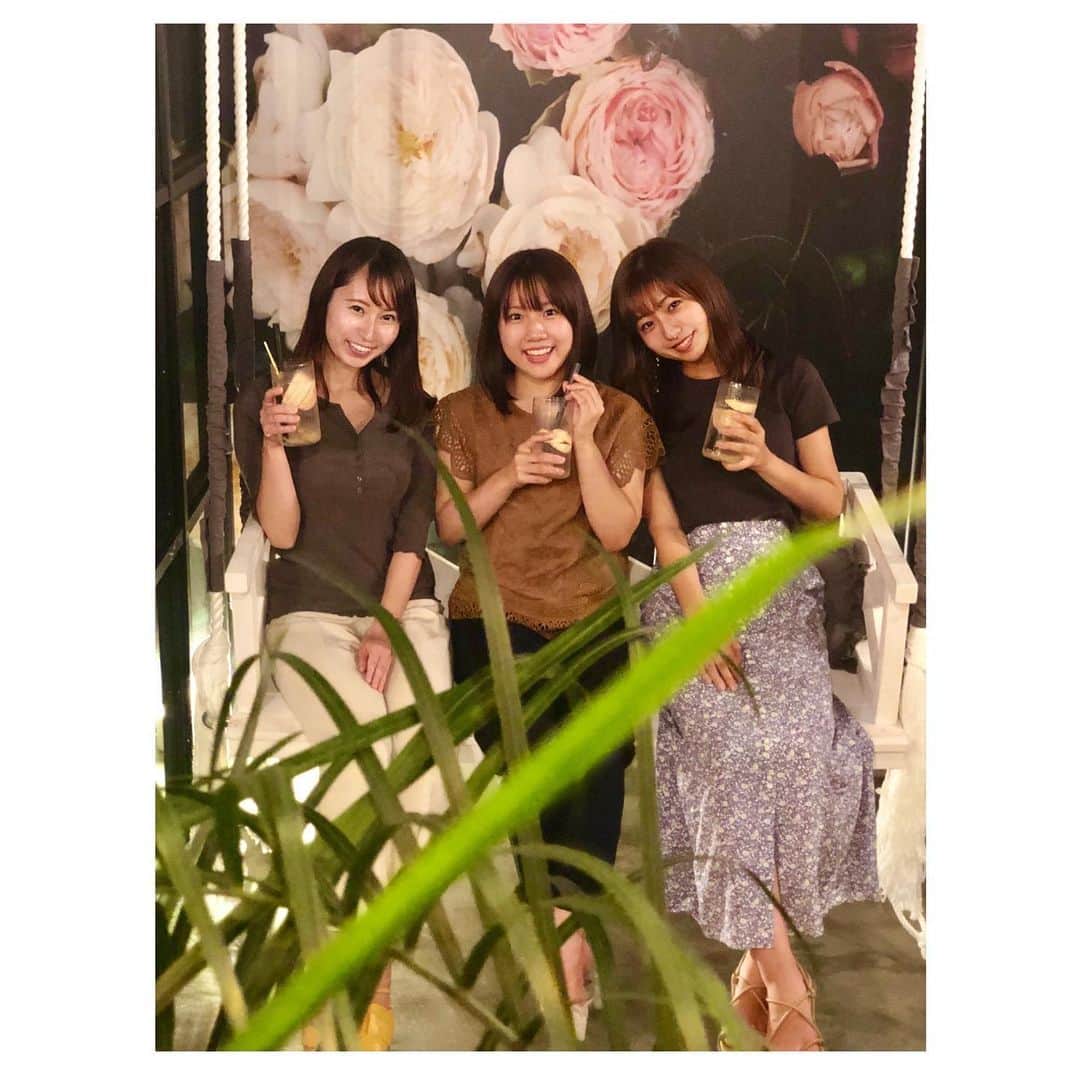 白戸ゆめのさんのインスタグラム写真 - (白戸ゆめのInstagram)「🌈 . 会社近くのハワイアンカフェ🌺 ブランコがあったり 鏡に絵を書けたり、、、🥰 . お店のお姉さんもとっても優しくて のんびり素敵な時間を過ごせました✨ 今は時短営業しています🥲 . どれ食べても本当においしかった！ わざわざインスタ映えする写真を お姉さんが体を張って撮ってくれました😭 . #高松 #カフェ #ハワイアンカフェ #ハワイ #ブランコ #インスタ映え #アナウンサー #同僚 #モチコチキン #ガーリックシュリンプ はかかせない」8月12日 20時13分 - yumeno.s_