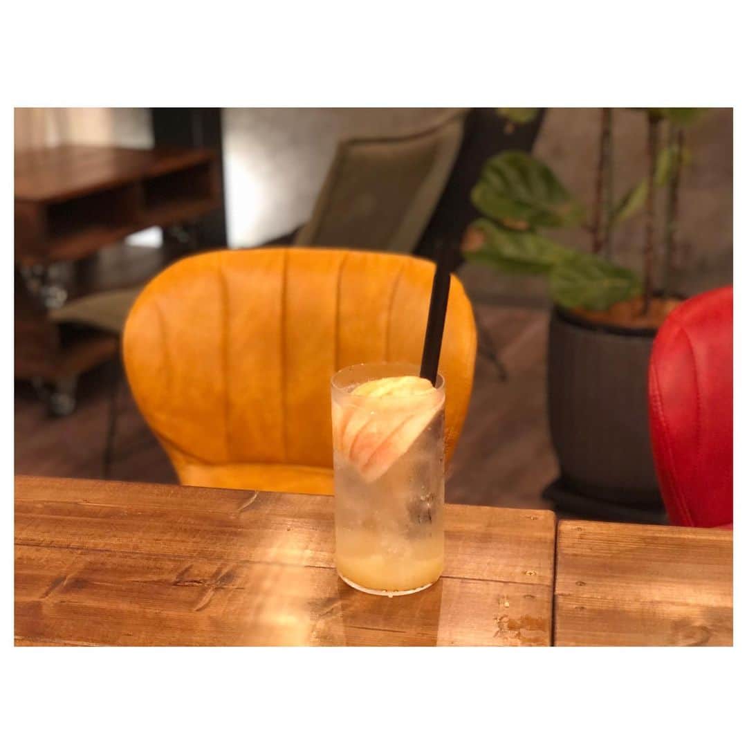 白戸ゆめのさんのインスタグラム写真 - (白戸ゆめのInstagram)「🍑 . フルーツソーダも美味しすぎる🥤 季節のフルーツのももにしました💕 ももを贅沢に使用していて 甘すぎないいくらでも飲めちゃう味です✨ . 次はお姉さんおすすめの ピンクグレープフルーツソーダにする。笑 . #高松 #カフェ #夜カフェ #もも #peach #サイダー #🍑 #ノンアル #フォトジェニック #drink」8月12日 20時16分 - yumeno.s_