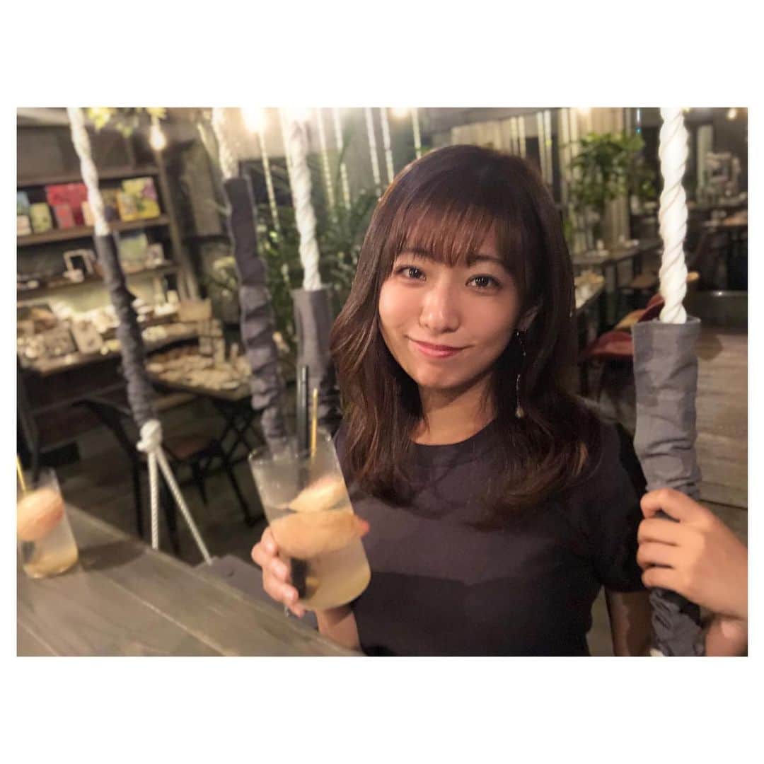 のインスタグラム：「🍑 . フルーツソーダも美味しすぎる🥤 季節のフルーツのももにしました💕 ももを贅沢に使用していて 甘すぎないいくらでも飲めちゃう味です✨ . 次はお姉さんおすすめの ピンクグレープフルーツソーダにする。笑 . #高松 #カフェ #夜カフェ #もも #peach #サイダー #🍑 #ノンアル #フォトジェニック #drink」