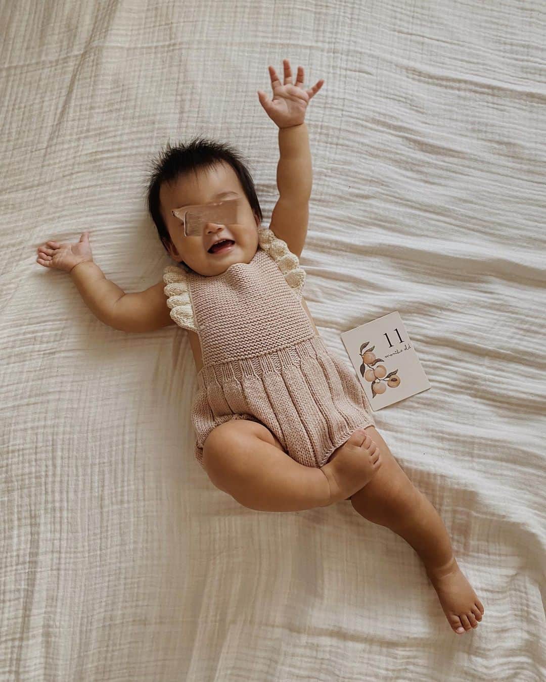 目見田早弥子のインスタグラム：「🌼 次女が先日11ヶ月になりました! もう来月１歳かぁ~。 １歳と思うと早いけど、 もっとずっと前から一緒にいた感じがする💭 11ヶ月になった日から突然首を横に振れるようになり、 意味を持たない「イヤイヤ」が楽しいみたいで 私が首を横に振ると同じように首を振る.. それが可愛くてたまらないので 長女も次女に真似して欲しくて首を振って 家族みんな「イヤイヤ」するヘンテコ家族になってます😂 ちょっと前までは知らない人と目が合うと すぐに泣いてしまう程の人見知りだったのが 最近は人に興味があるのか 割と誰にでもニコニコ？というかニヤッとして ちょっと愛想が良くなりました👶🏻 早産児にしては体重もしっかりあるし 背も高いんじゃないかなぁ。 10,11ヶ月健診で先生にも驚かれたくらい😂👌🏻 離乳食の進度と💩問題は相変わらず..。 ずっとカンチョウを使っていましたが 酸化マグネシウムを飲み始めました。 こっちの方がつらくなさそうで良い感じなので 続けてみようと思います! ⠀ 来月の誕生日はどんなお祝いをしようか、 プレゼントは何にしようか毎日考えています𖡫」